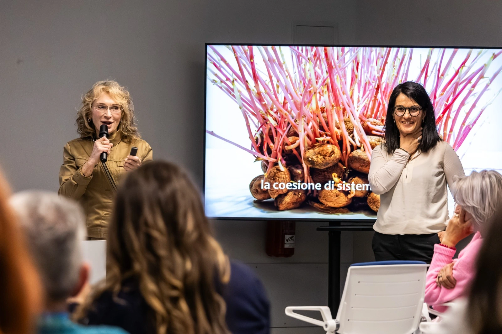 L'artista Chicco Margaroli e la Dott.ssa Elisabetta Bottinelli durante un confronto professionale su arte e botanica