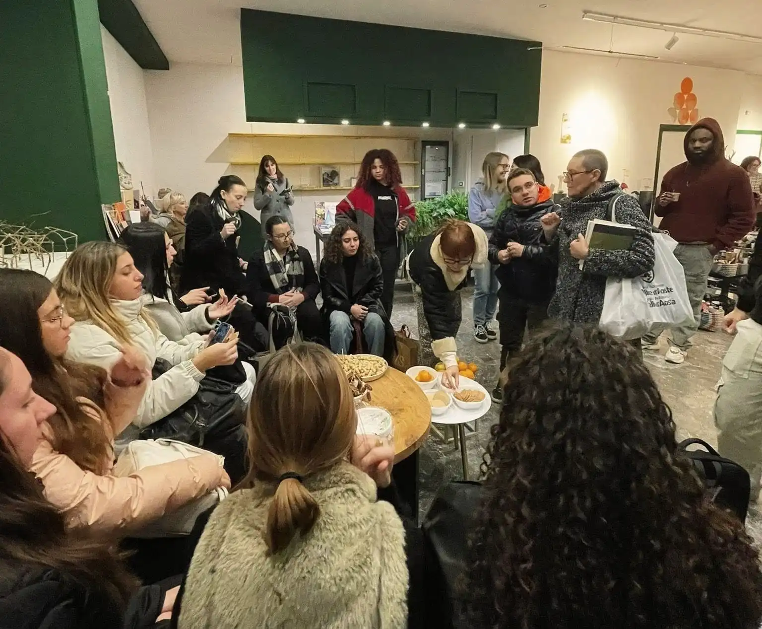 Persone riunite in uno spazio informale durante un incontro di The First Thursday